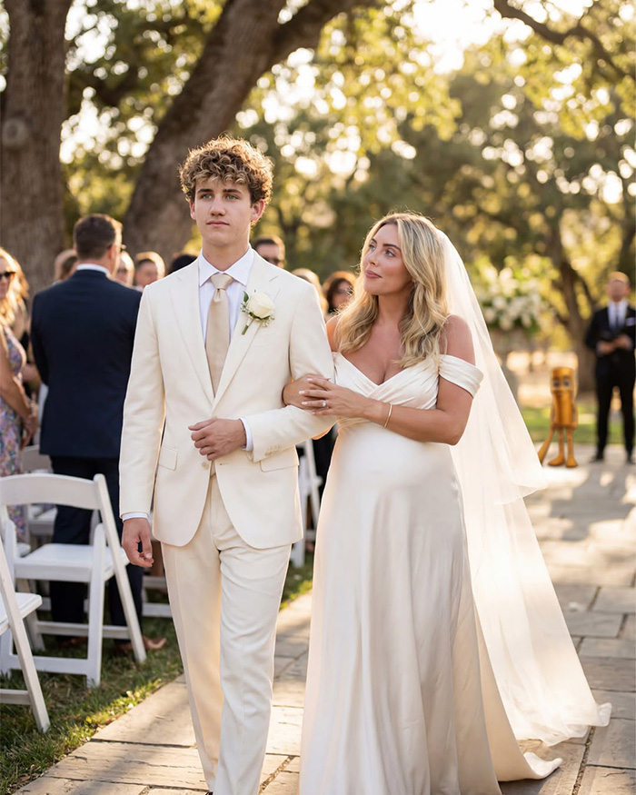 Bonnie Blue fan wedding photo, a young man and woman walking down the aisle at an outdoor ceremony. Bonnie Blue fan wedding photo, a young man and woman walking down the aisle at an outdoor ceremony.