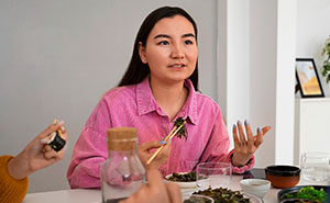 Woman Asks BF To Respect Chopstick Etiquette, He Responds By Switching To Forks Out Of Spite