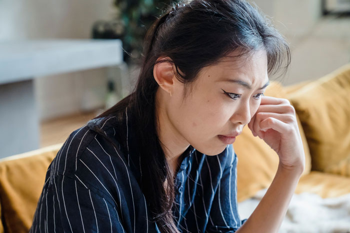 Woman asks boyfriend to respect chopstick etiquette, sparking a debate about cultural norms and relationships. Woman asks boyfriend to respect chopstick etiquette, sparking a debate about cultural norms and relationships.