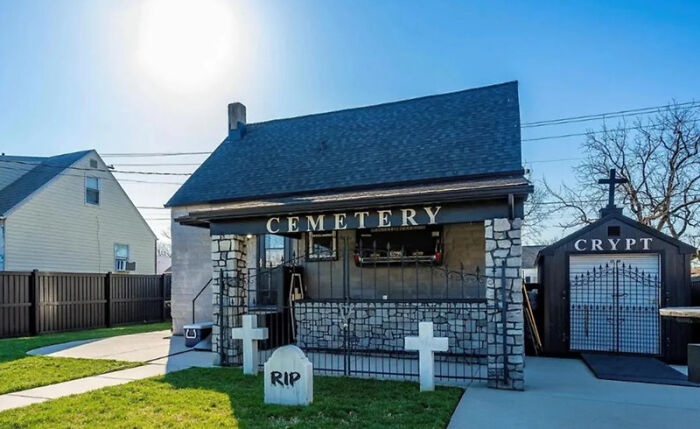 1940 Goth House