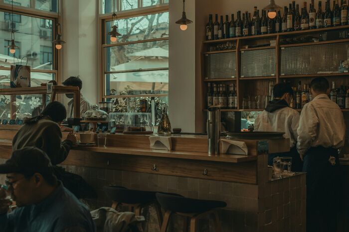 53 Bartenders Share The Wildest Conversations They've Overheard At Work