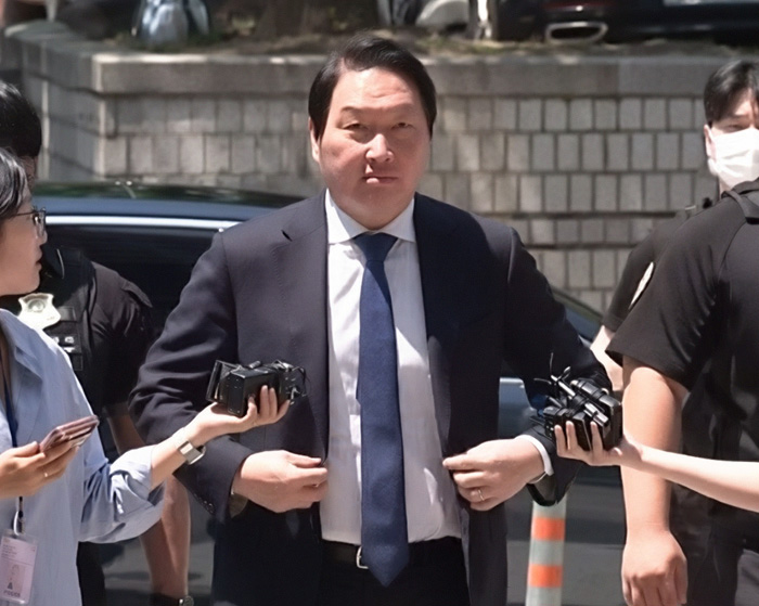Billionaire Who Left His Wife For A Younger Woman Ordered To Pay Her Insane Amount In The 'Divorce Of The Century' Billionaire Who Left His Wife For A Younger Woman Ordered To Pay Her Insane Amount In The 'Divorce Of The Century'
