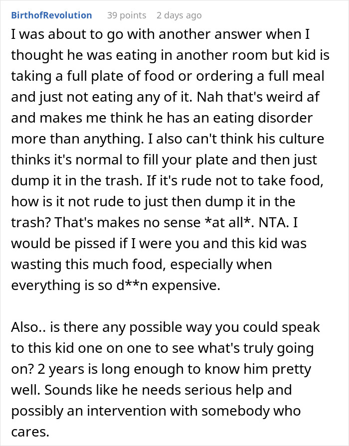 A Reddit comment discusses a boyfriend's bizarre dinner table habit, suggesting an eating disorder and the wastefulness of food. A Reddit comment discusses a boyfriend's bizarre dinner table habit, suggesting an eating disorder and the wastefulness of food.