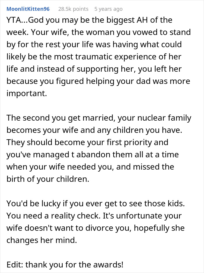 A screenshot of a comment chastising a husband for leaving his wife during labor, emphasizing the pain and abandonment. A screenshot of a comment chastising a husband for leaving his wife during labor, emphasizing the pain and abandonment.