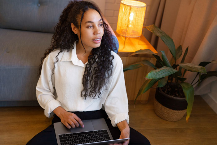 Woman's Creepy Coworker Cut Off Her Hair After Months Of Weird Comment, Blames It On "Intrusive Thought" Woman's Creepy Coworker Cut Off Her Hair After Months Of Weird Comment, Blames It On "Intrusive Thought"