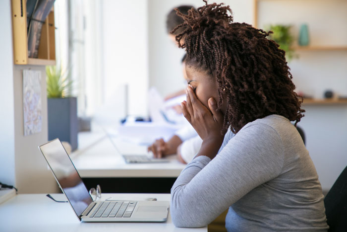 Woman's Creepy Coworker Cut Off Her Hair After Months Of Weird Comment, Blames It On "Intrusive Thought" Woman's Creepy Coworker Cut Off Her Hair After Months Of Weird Comment, Blames It On "Intrusive Thought"