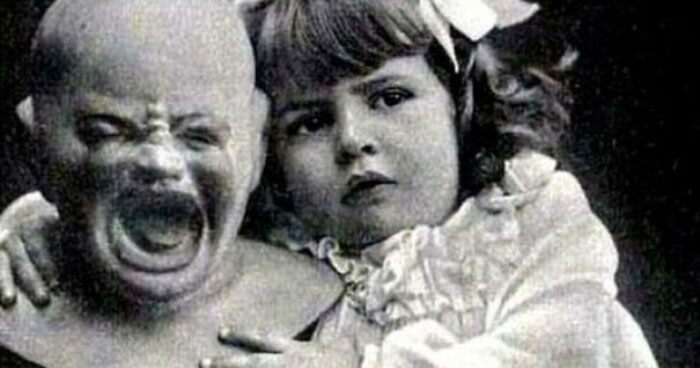 Unsettling Moments In History That Have Been Immortalized In Pictures, And Here Are 39 Of Them