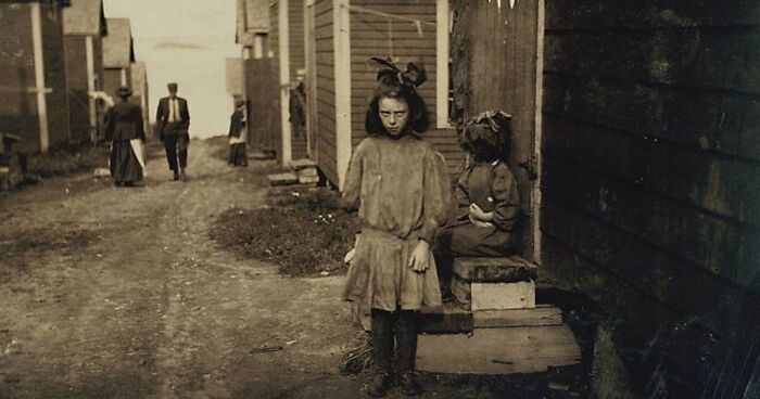 Unsettling Moments In History That Have Been Immortalized In Pictures, And Here Are 39 Of Them