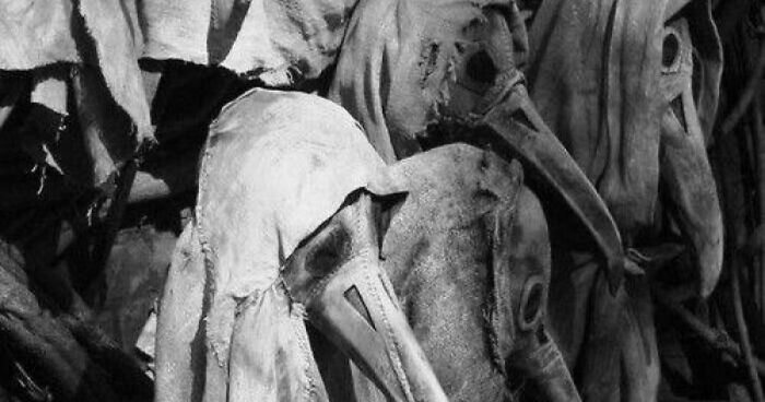 Unsettling Moments In History That Have Been Immortalized In Pictures, And Here Are 39 Of Them