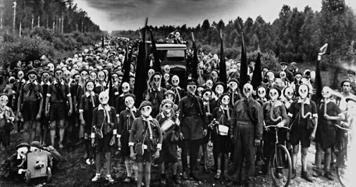 Unsettling Moments In History That Have Been Immortalized In Pictures, And Here Are 39 Of Them