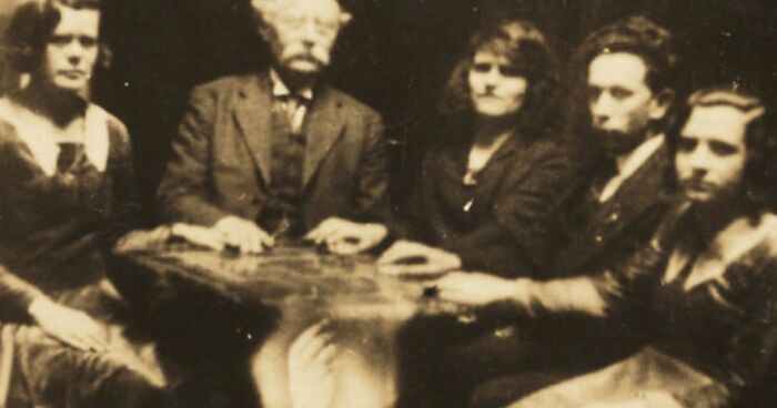 Unsettling Moments In History That Have Been Immortalized In Pictures, And Here Are 39 Of Them