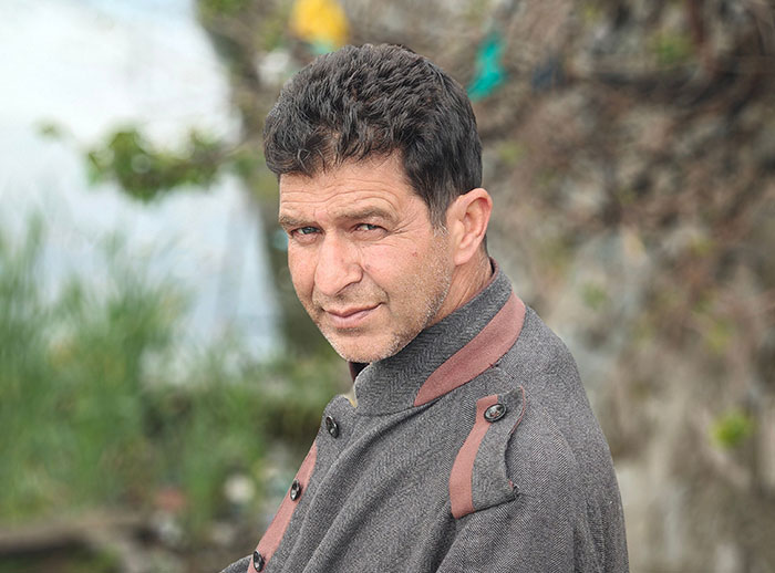 Man looking at the camera, reflecting experiences with culture shocks in intercultural relationships.