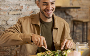 Daughter Defends Her BF’s Bizarre And Costly Dinner Table Habit After Mom Asks To Make Him Stop It