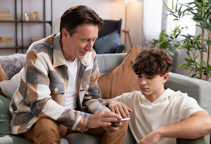 Greedy Aunt Pressures Teen To Give Up His Unclaimed Inheritance, Dad Quickly Puts Her In Her Place