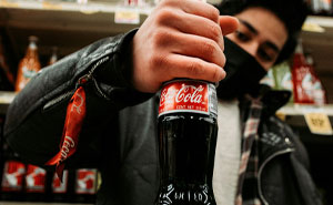 Kid Steals Guy’s Drink, Mom’s Laughter Turns To Anger As Stranger’s Warnings About Drink Come True