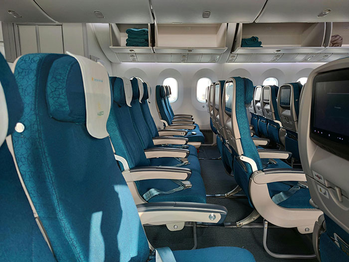 Woman Shuts Down Entitled Seat Thief In A Hilariously Unhinged Way: “Plane Seat Bandit Finally Happened To Me”