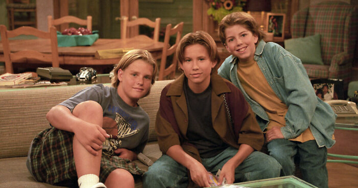 90s Child Stars Reunite With TV Mom In Rare New Photo After Lead Actor's Disappointing Reboot Update