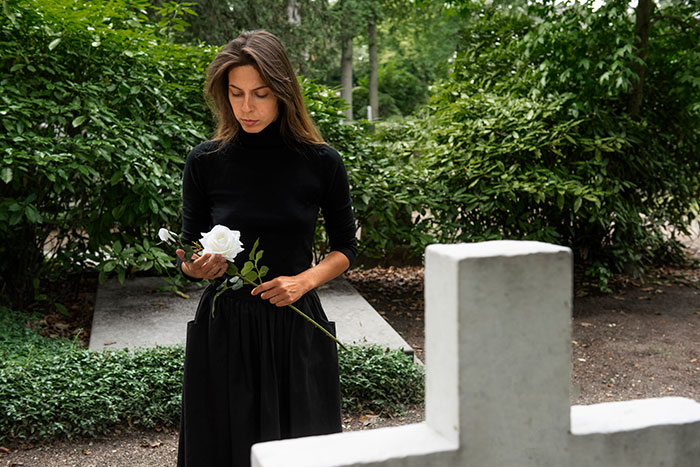 Mom Refuses To Let Daughter Attend Ex-Best Friend&rsquo;s Funeral After What She Did Years Ago