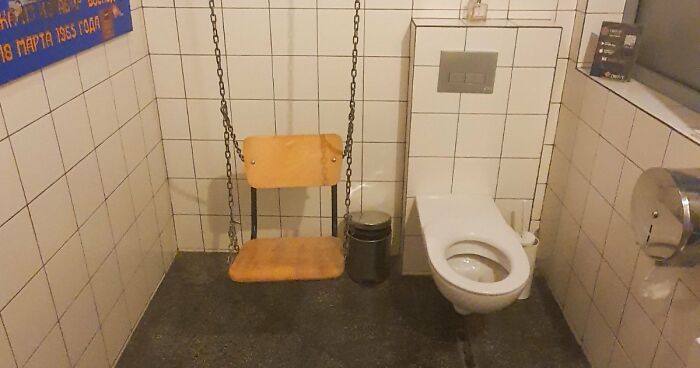 69 Terribly Designed Bathrooms That Might Make You Relieved That You Don’t Have To Use Them