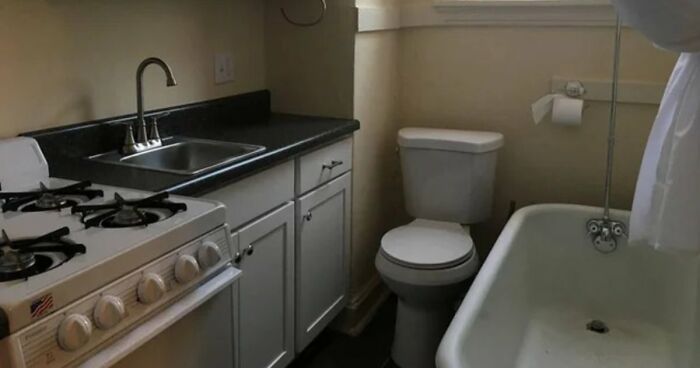 69 Terribly Designed Bathrooms That Might Make You Relieved That You Don’t Have To Use Them