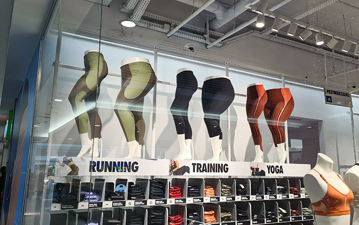 Mannequins displaying activewear leggings for running, training, and yoga, solving everyday problems with genius ideas.