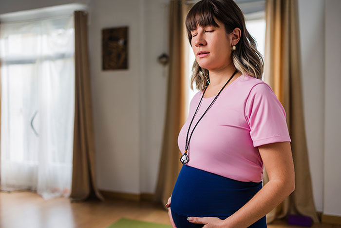Husband Throws A Tantrum Because His Pregnant Wife Ignores Him, She Can't Believe What He Does Husband Throws A Tantrum Because His Pregnant Wife Ignores Him, She Can't Believe What He Does