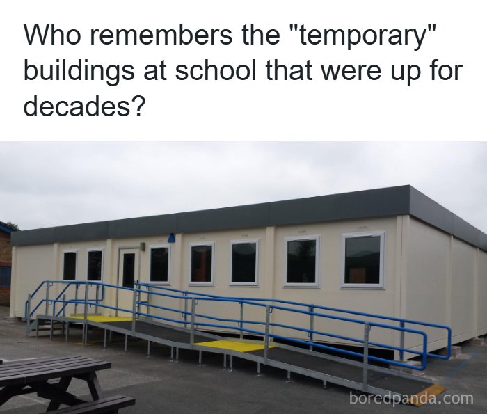 A temporary school building with a ramp, a good memory of life in the '80s.