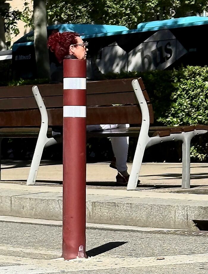 Photographer captures perfectly timed coincidences with a red-haired woman sitting on a bench in Barcelona.