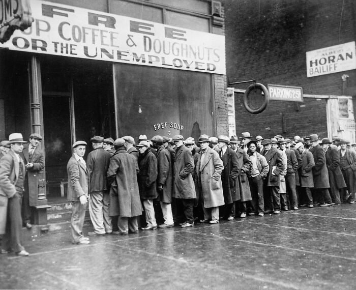 Historical photos: Unemployed men wait in a long line for free coffee and doughnuts, depicting a past economic struggle.