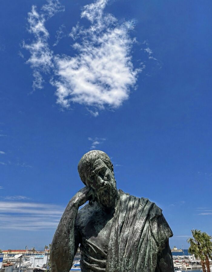 Photographer captures a perfectly timed coincidence of a cloud appearing like a thought bubble above a Barcelona statue.