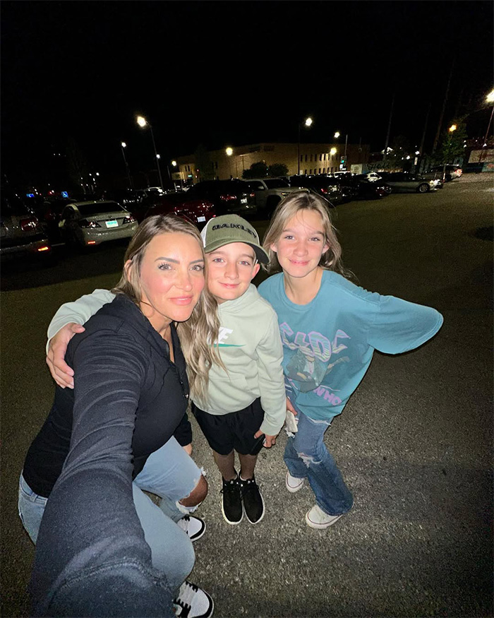 The influencer posing at night with her children, highlighting her family life.
