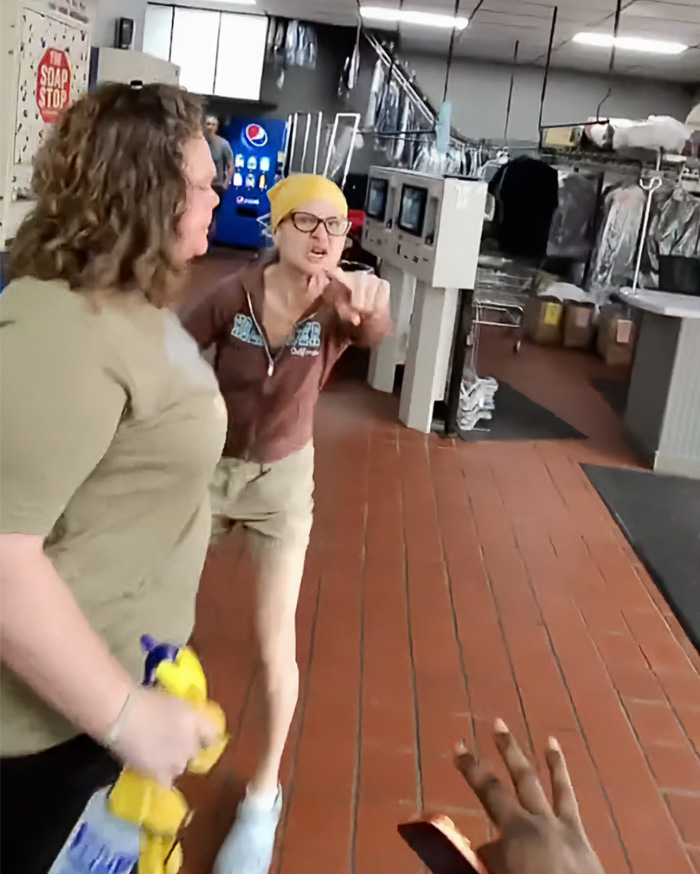 Man&rsquo;s Meta Glasses Captures Argument at Laundromat That May Have Just Saved Him from Jail