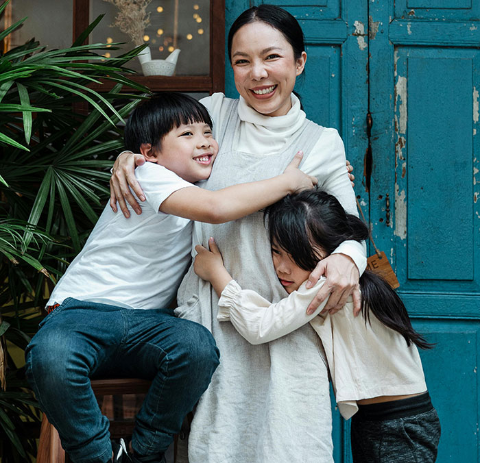 Frustrated Mom Can't Stand Random Kids Attaching Themselves To Her Family On Holidays Frustrated Mom Can't Stand Random Kids Attaching Themselves To Her Family On Holidays