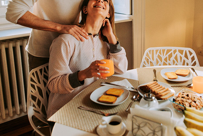 Best Friend Visits Woman’s Dream Home For The Weekend, Then Judges It Like A Hotel Inspector Best Friend Visits Woman’s Dream Home For The Weekend, Then Judges It Like A Hotel Inspector