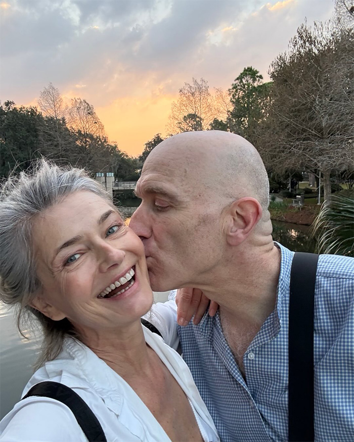 Smiling model gets married at 61, receiving a kiss from her husband, wedding photos go viral for how she aged.