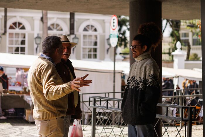Three individuals talking outdoors, showing how psychological red flags can manifest in casual conversations.