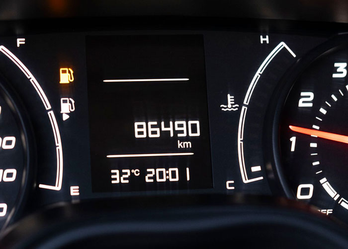 A car dashboard showing 86490 km and 32°C. This relates to a parenting fail and shopper arrest. A car dashboard showing 86490 km and 32°C. This relates to a parenting fail and shopper arrest.