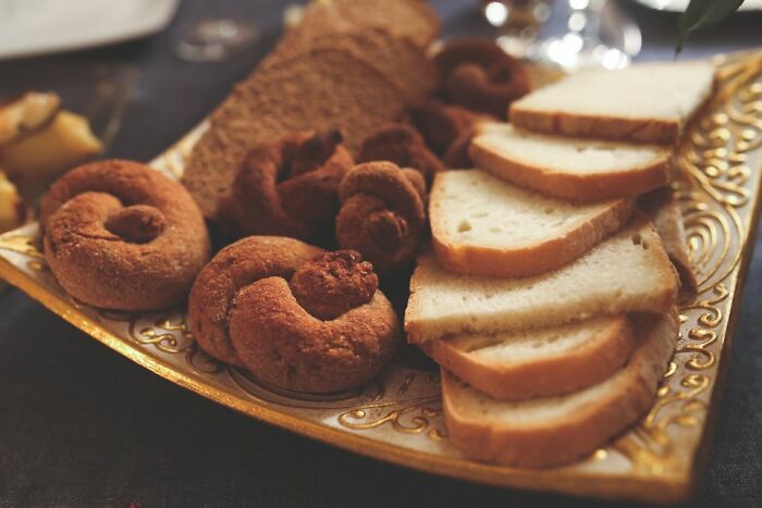 A tray of American bread and baked goods, showing some American habits.
