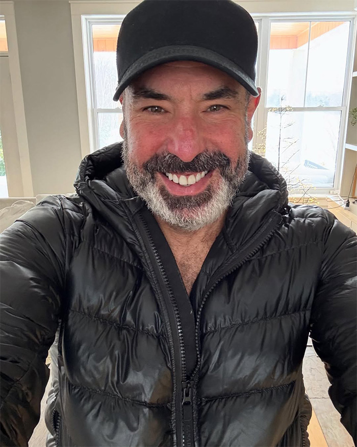 Hollywood Star taking a selfie, showcasing an unrecognizable look in a new photo. Hollywood Star taking a selfie, showcasing an unrecognizable look in a new photo.