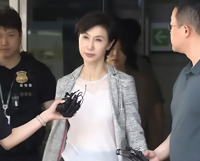 Billionaire Who Left His Wife For A Younger Woman Ordered To Pay Her Insane Amount In The 'Divorce Of The Century' Billionaire Who Left His Wife For A Younger Woman Ordered To Pay Her Insane Amount In The 'Divorce Of The Century'