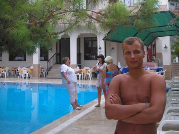 A woman falls backward into a pool, a hilarious photo taken moments before disaster struck.