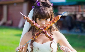 43 Silly And Funny Wedding Photos The Couples Can’t Help But Cringe At