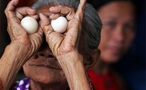 This Street Photographer Captures The Kind Of Moments Most People Walk Right Past (75 Pics)