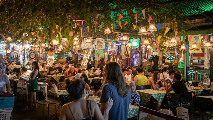 53 Bartenders Share The Wildest Conversations They've Overheard At Work