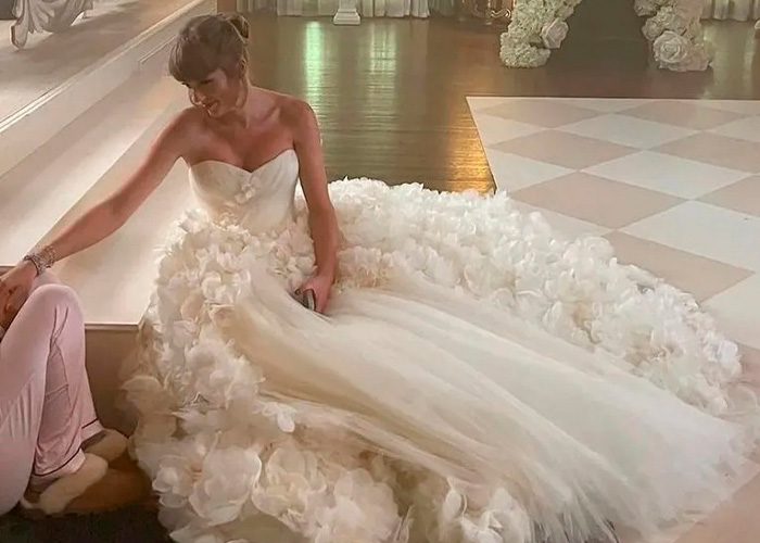 Taylor Swift Says “I Do” In A Stunning Christian Dior Haute Couture Wedding Dress Taylor Swift Says “I Do” In A Stunning Christian Dior Haute Couture Wedding Dress