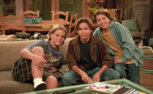 90s Child Stars Reunite With TV Mom In Rare New Photo After Lead Actor's Disappointing Reboot Update