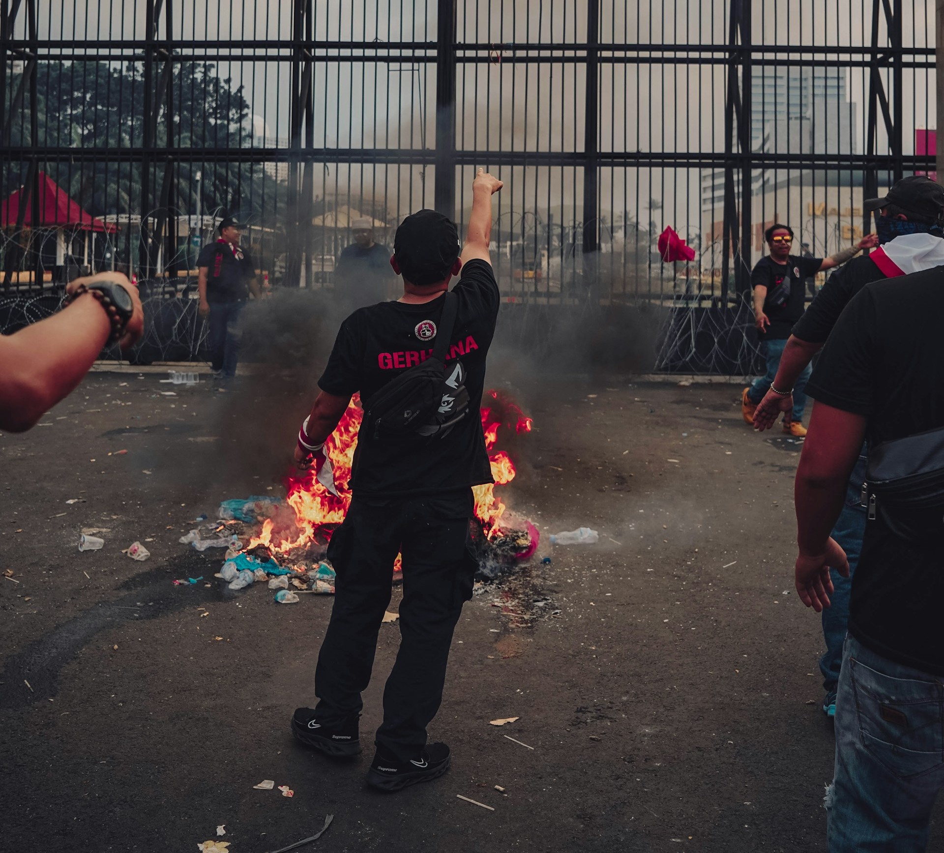 Fans in protest during a football match, highlighting the fiancé's upset. Fans in protest during a football match, highlighting the fiancé's upset.