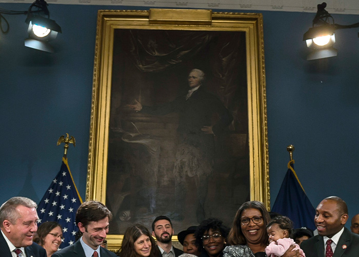 Group of people gathered under a painting, symbolizing the White House and Trump's bad habit. Group of people gathered under a painting, symbolizing the White House and Trump's bad habit.