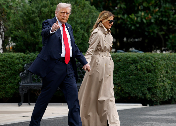 Donald Trump and Melania walk together, highlighting Trump's bad habit and disrespecting the White House. Donald Trump and Melania walk together, highlighting Trump's bad habit and disrespecting the White House.