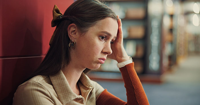 A 17YO Slacks Off At Work and tells dad to ambush 19YO Colleague: A worried young woman A 17YO Slacks Off At Work and tells dad to ambush 19YO Colleague: A worried young woman